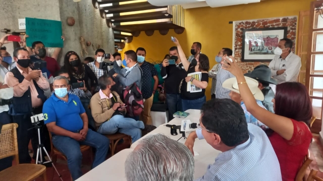 Discusión de priistas en conferencia de prensa ofrecida por Ulises Ruiz