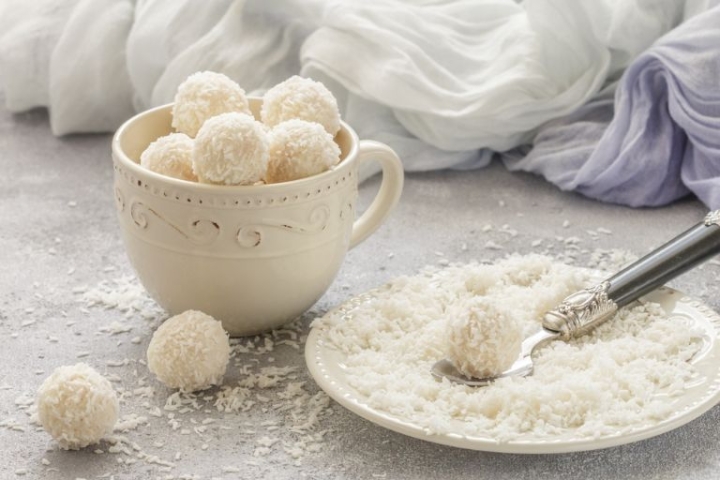 Bolitas de coco con leche condensada, mini antojito que puedes preparar para el postre