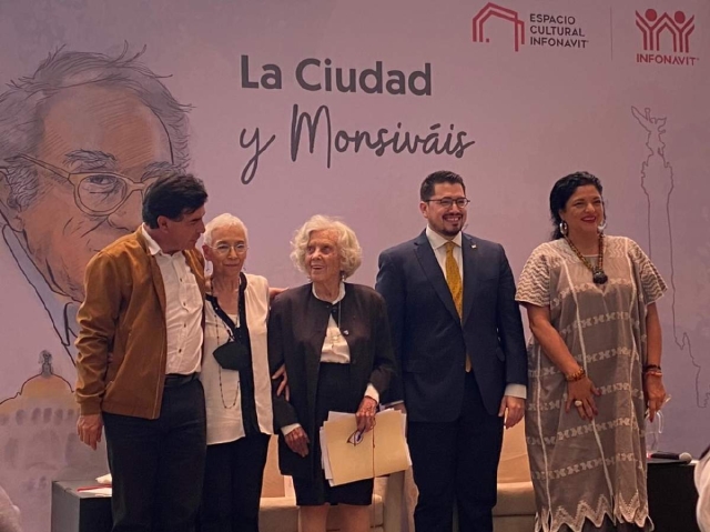 Regina Valdés. De izquierda a derecha: Jesús Ramírez, Beatriz Sánchez Monsiváis, Elena Poniatowska, Carlos Martínez y Alejandra Frausto.