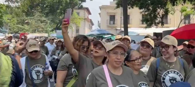 Mil 200 trabajadores en activo se sumaron a la movilización este jueves en reclamo del mejoramiento de la situación contractual de los integrantes del sindicato, expuso el dirigente Mario Cortés Montes.