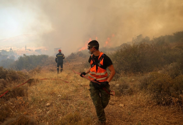 Incendios arrasan Grecia: Más de 100 incendios y evacuación de islas