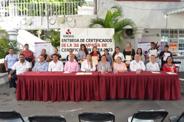 Temixco y el INEEA entregan certificados para combatir el rezago educativo