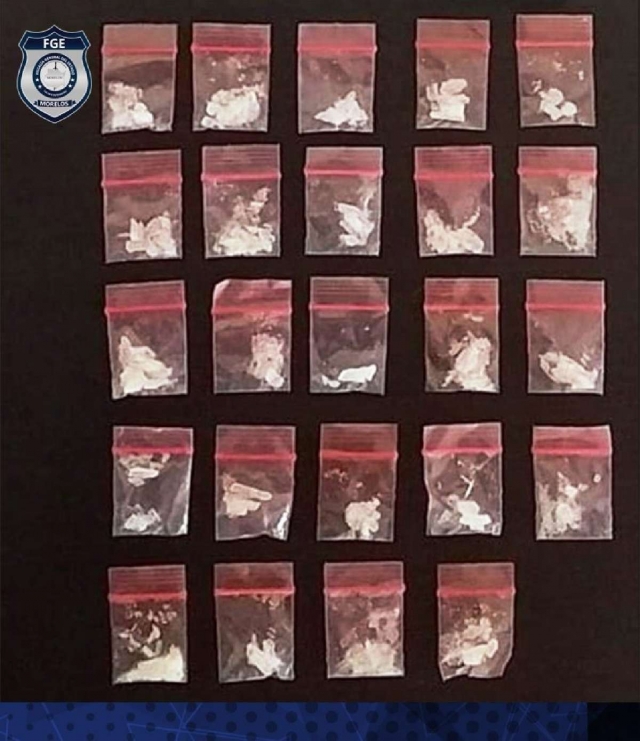 La droga que presuntamente hallaron entre las pertenencias de los ahora detenidos.