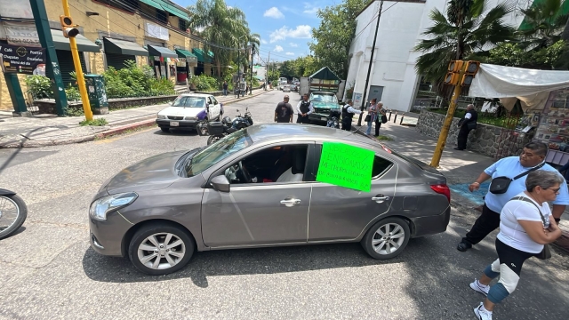 Bloquean jubilados Av. Morelos; exigen pago de prestaciones