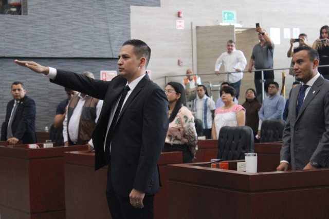 Los nuevos funcionarios del Congreso local rindieron protesta en sus cargos. 