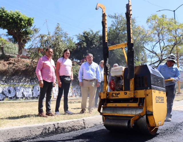 Supervisa alcalde de Jiutepec trabajos de bacheo y sustitución de tapas de agua