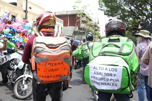 Repartidores realizaron una protesta en el primer cuadro de Cuernavaca.  
