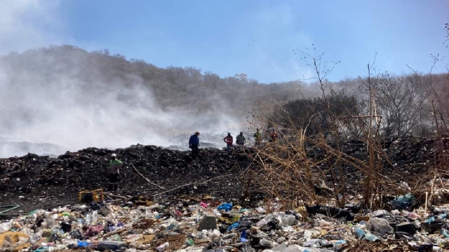Los alrededores de la planta valorizadora que no funcionó se utilizaron como tiradero a cielo abierto en Tlaltizapán, el cual se incendió este domingo.