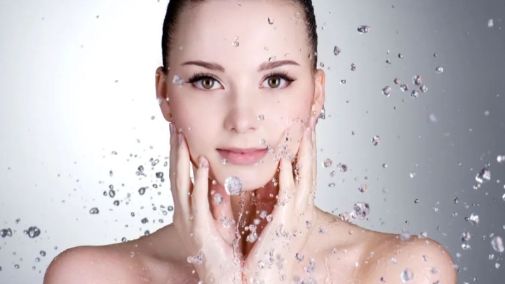 Cómo usar el agua mineral para cerrar poros y retrasar el envejecimiento de la piel
