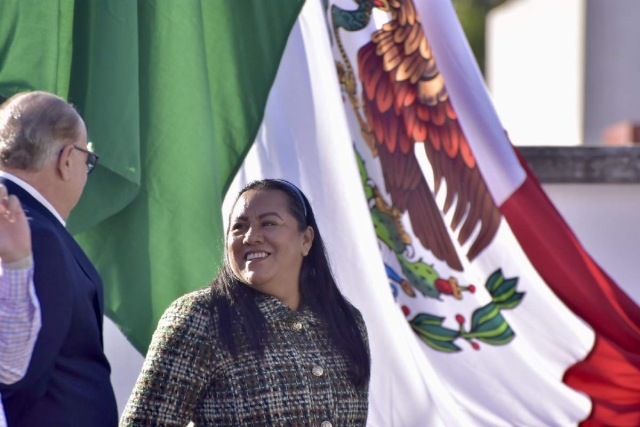 Jazmín Solano López encabezó la ceremonia de honores a la bandera la mañana de ayer en la sede del Congreso. 