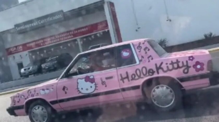 Captan circulando llamativo auto de Hello Kitty en Monterrey