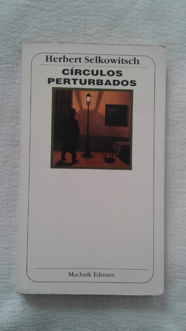 Círculos perturbados fue publicada originalmente en 1987, tras cuarenta años de haber permanecido guardada. La edición de Muchnik es de 197 páginas.