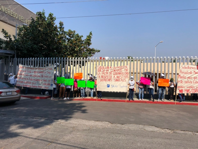 Ex trabajadores del Ayuntamiento de Tepalcingo protestan ante el Congreso local