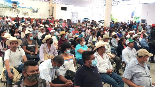 Decenas de productores agrícolas acudieron a la reunión en busca de apoyos.