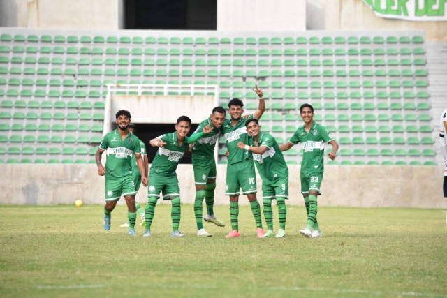 Oziel Vázquez, quien anotó gol, festeja con sus compañeros del Zacatepec.