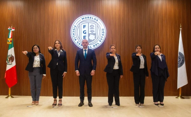 El fiscal estatal, Édgar Maldonado, dio posesión de los cargos a las funcionarias.