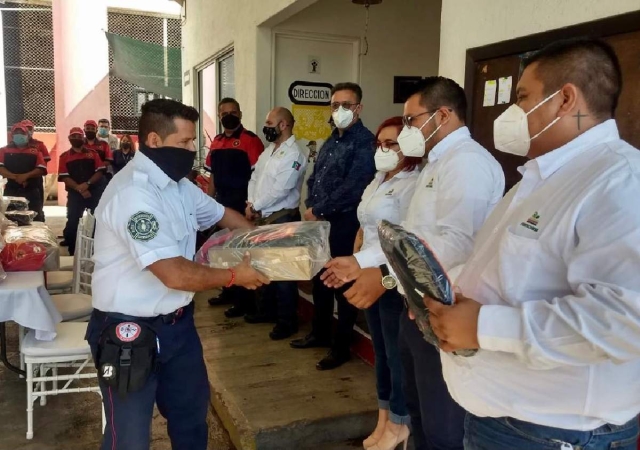 Entrega titular de la SSP de Cuernavaca uniformes al heroico cuerpo de bomberos