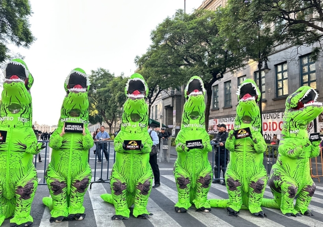 Xóchitl Gálvez protesta contra el Plan B, manda &quot;dinosaurios&quot; a la SCJN