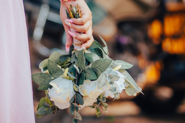 Mujer pelea por el ramo en boda