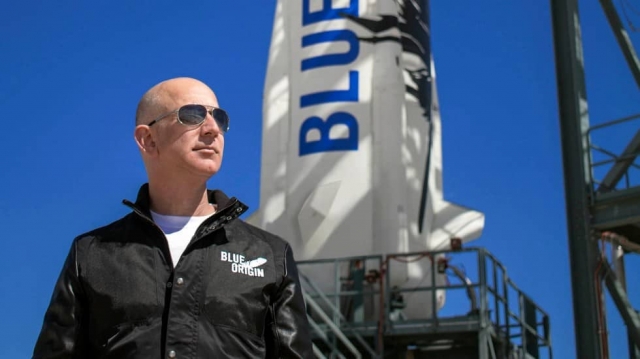 Jeff Bezos viaja con éxito al espacio a bordo de su nave.