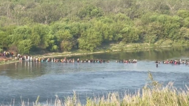 Frontera México-EU: Captan a grupo de migrantes cruzando el Río Bravo