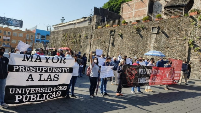 Se manifiestan sindicalizados de UAEM en el centro de Cuernavaca