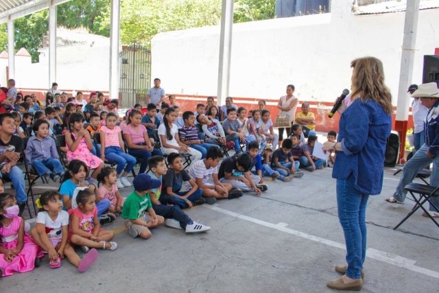 Margarita González Saravia celebra a niños y niñas con función de títeres