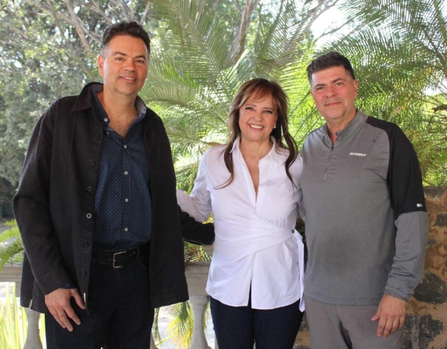 La fundadora de la organización nacional “Por Ella, Por Todas”, con el ingeniero Ricardo Estrada y el arquitecto Mario Estrada. 