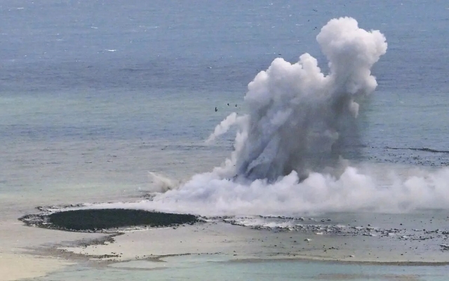 Se forma una isla en Japón tras erupción de volcán
