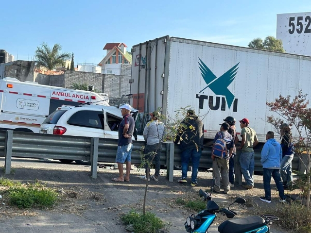 La mujer quedó prensada en la camioneta tras el impacto.