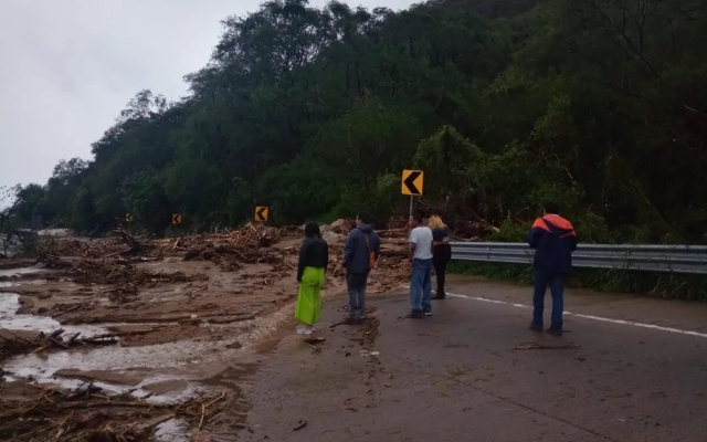 Cierran autopista Acapulco-Cuernavaca debido a deslaves por &#039;Otis&#039;: Capufe