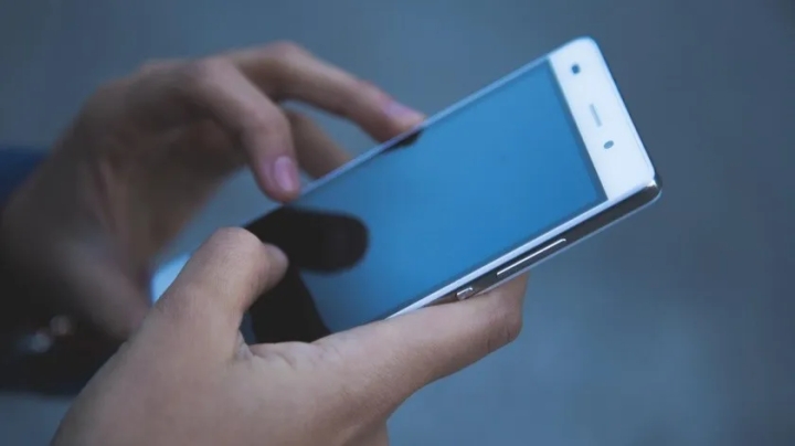 Denuncian una app espía que afecta los celulares Apple y Android