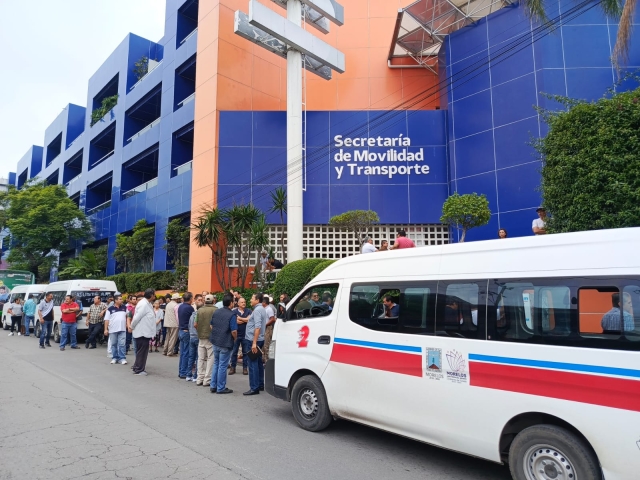 Transportistas se manifiestan ante SMyT; complican tránsito vehicular en avenida Plan de Ayala