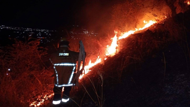 Controlan bomberos de Temixco incendio en &#039;Cerro de las tres cruces&#039;