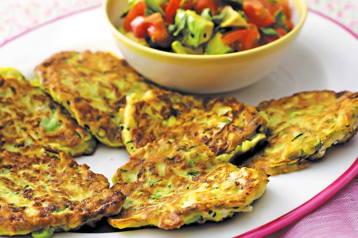 Tortitas de brócoli, zanahoria y queso para una comida saludable