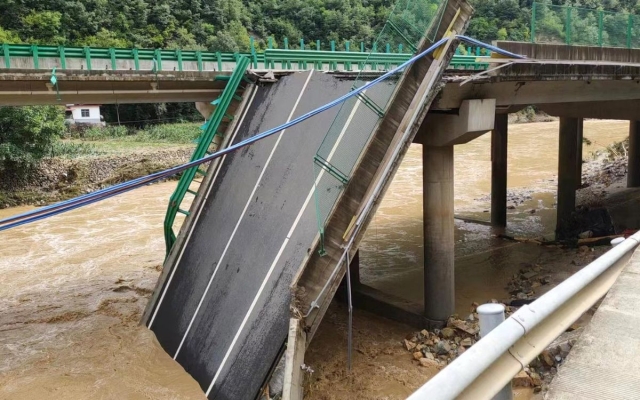 Derrumbe de puente en China deja 11 muertos y docenas de desaparecidos