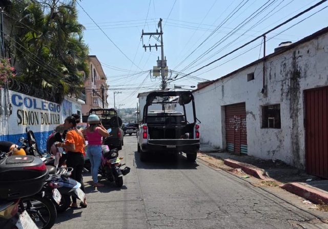 Comerciantes y vecinos de la zona se alarmaron al escuchar los disparos.