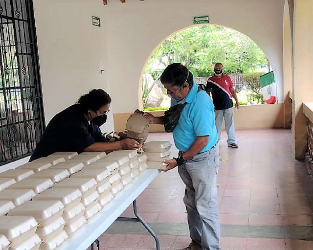 DIF Cuernavaca entrega comidas calientes a personas vulnerables