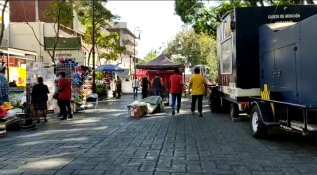 Comerciantes instalan tianguis navideño en el centro de Cuernavaca