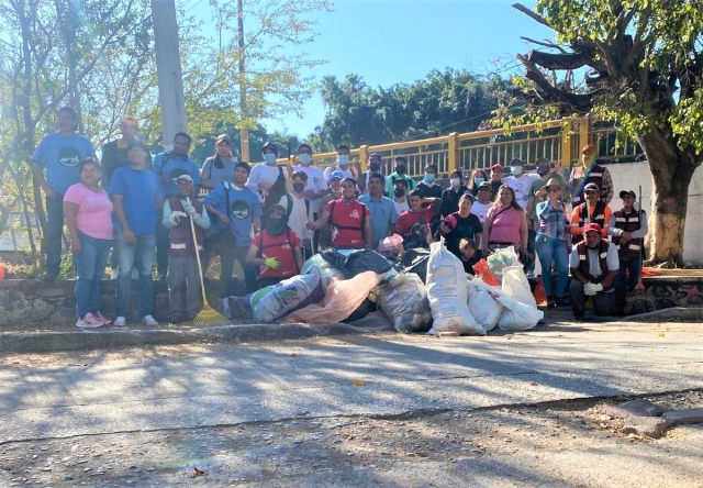 Decenas de voluntarios participaron en la jornada de limpieza.