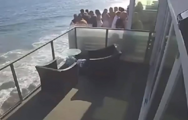 Se desploma balcón con al menos 15 personas en playa Malibú.