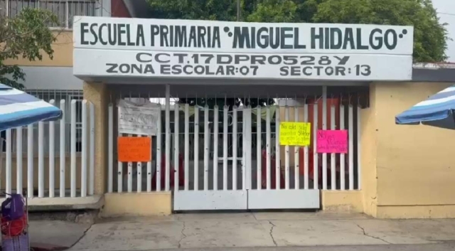 La mañana del martes, padres de familia tomaron el plantel para exigir el cese de la docente.