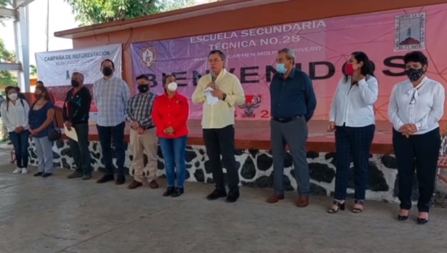 Dona Ayuntamiento de Jiutepec 50 árboles para reforestación en secundaria técnica