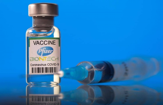 Pfizer analiza aplicar refuerzo a vacunados contagiados de COVID-19.