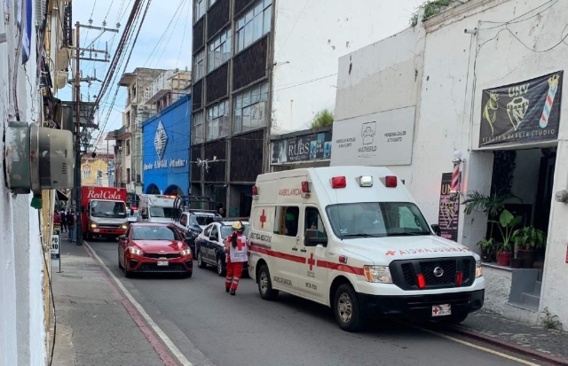   El hombre fue trasladado de urgencia a un hospital.