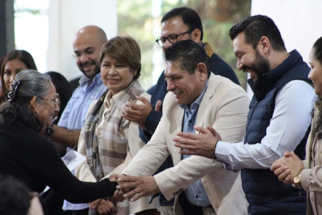 El alcalde Jesús Corona participó en la entrega de las tarjetas.