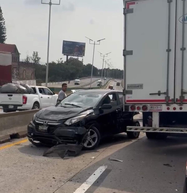 El auto en el que viajaban las personas que resultaron heridas resultó con diversos daños.