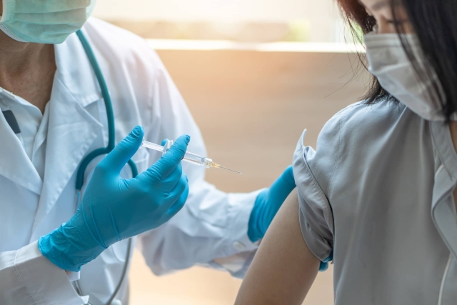 Personal de salud recibirá vacuna COVID de refuerzo.