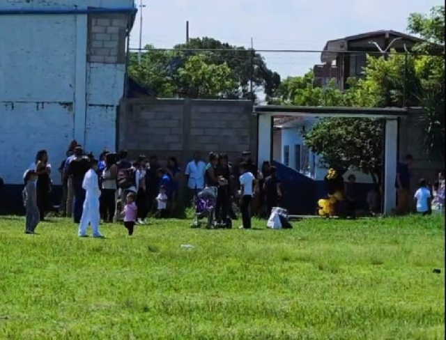  Los asistentes fueron evacuados a una cancha de futbol que se ubica en la parte trasera de la escuela.