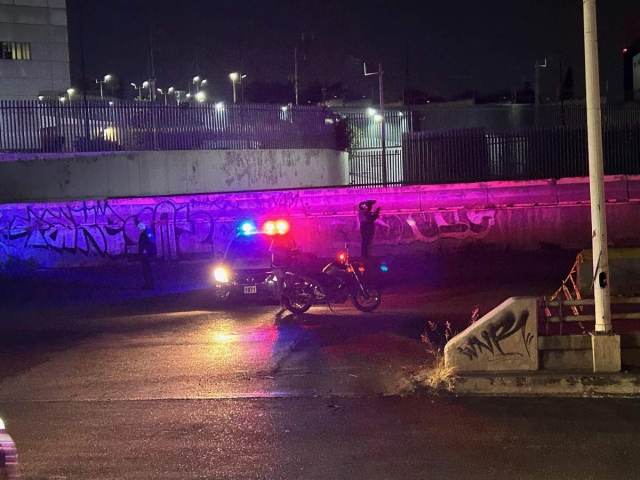 Elementos de la Policía buscan evidencia del ataque a balazos a un motociclista.